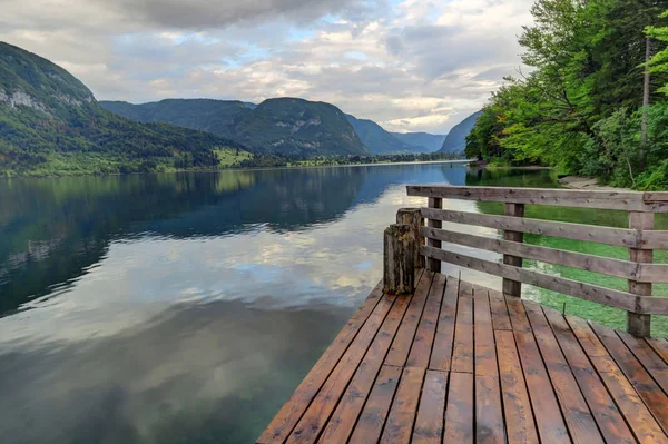 Plataforma de madeira que leva ao Lago Bohinj na Eslovénia — Fotografia de Stock