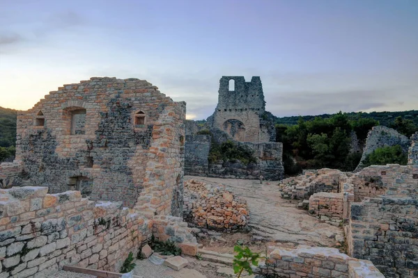 버려진된 Dvigrad 성곽의 이스트 리아 크로아티아, 황혼에 — 스톡 사진