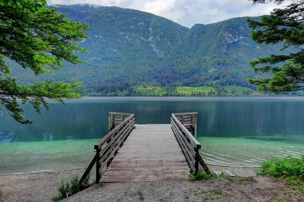 スロベニアの湖 Bohinj につながる木製の通路 — ストック写真