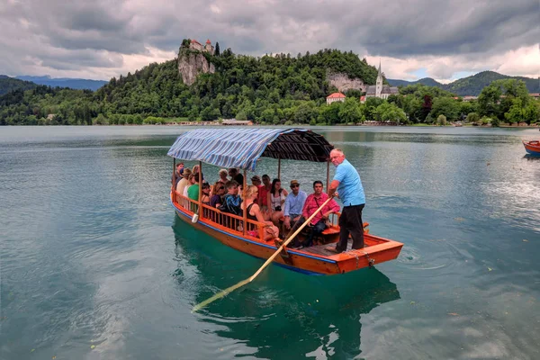 Um barco em primeiro plano, Bled Island está no fundo — Fotografia de Stock