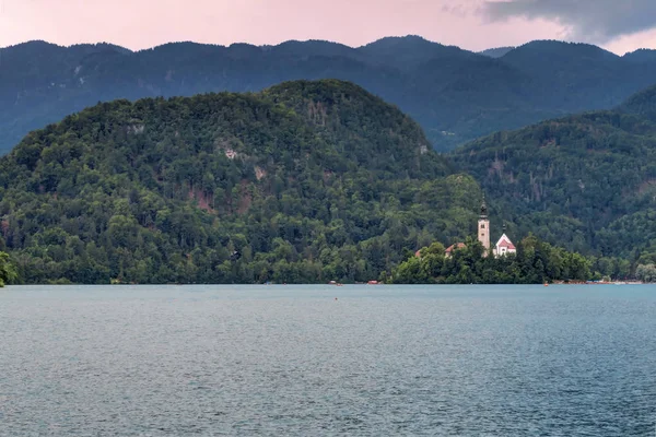 Zonsondergang over Bled eiland en Lake Bled, Slovenië — Stockfoto