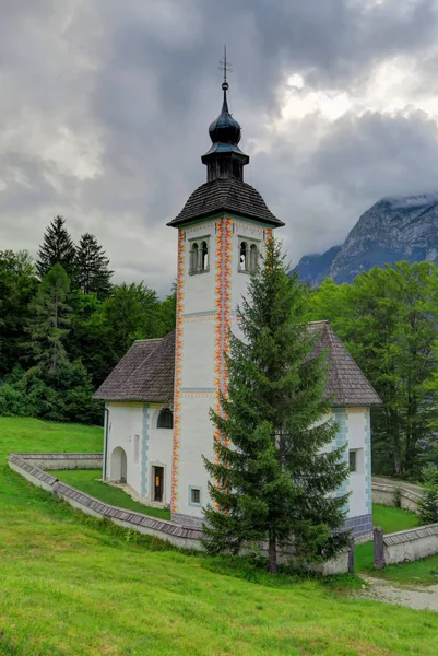 Kyrkan av den Helige Anden på Lake Bohinj, Slovenien — Stockfoto