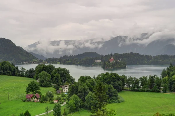 Een bewolkte dag op het eiland Bled en Lake Bled, Slovenië — Stockfoto