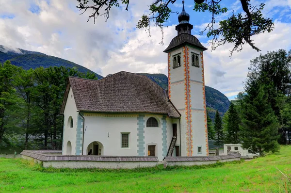 De kerk van de Heilige Geest over Lake Bohinj, Slovenië — Stockfoto