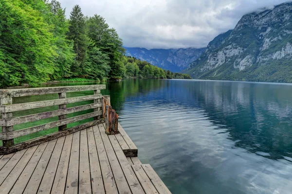 Plataforma de madeira que leva ao Lago Bohinj na Eslovénia — Fotografia de Stock