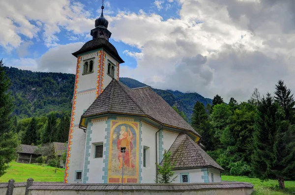 Die Kirche des Heiligen Geistes am Bohinjer See, Slowenien — Stockfoto