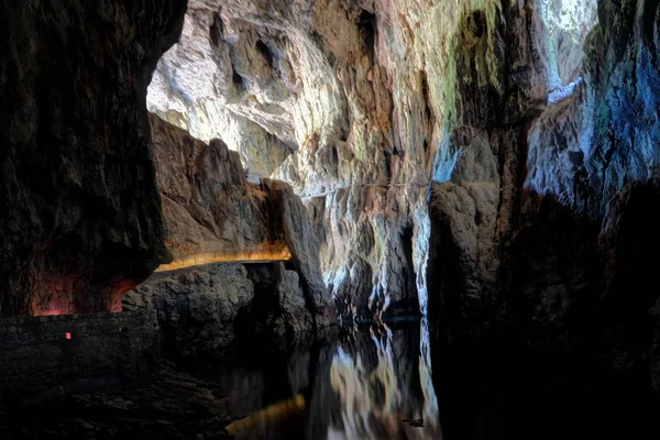 Interior das Cavernas de Skocjan, uma das cavernas naturais e culturais da UNESCO — Fotografia de Stock