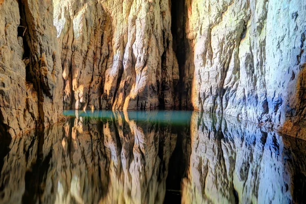 Piscina riflettente nelle grotte di Skocjan, una delle grotte naturali e naturali dell'UNESCO — Foto Stock