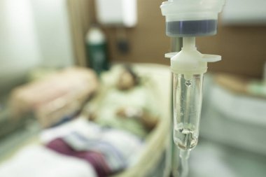 Hastanelerde tedavi edilen bir şişe serum.