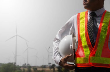 Kask takan işçiler rüzgar türbinleri arka plan, teknoloji