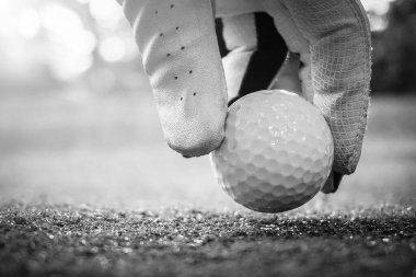 Golf mü? Golfçünün eli topta. Spor.