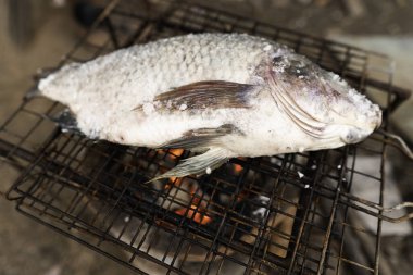Taze balık ızgarada pişiyor.