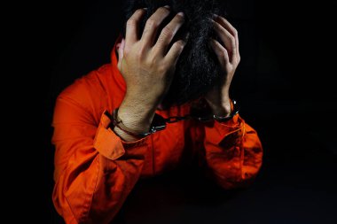 Kelepçelenmiş Erkek Ellerinin Yakın Çekimi 