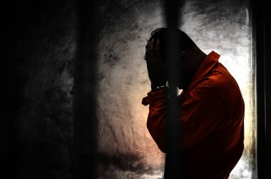 Mahkûm portresine yakından bak