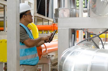 Kıdemli mühendis sistemin güvenliği için soğutma sisteminin cevaplarını kontrol ediyor.