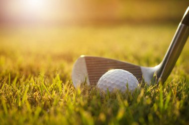 Golf sopası ve golf topu, yaklaşın.