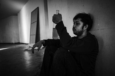 Adam depresif ve alkol içiyor.