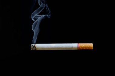 Yumuşak odaklı arka planı olan sigaralar koyu renklidir..