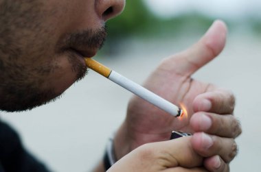 Sigara yakan adamın yakın plan görüntüsü 