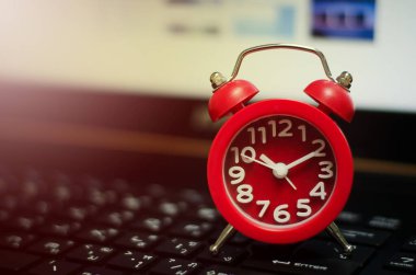 Alarm saati ve dizüstü bilgisayar.
