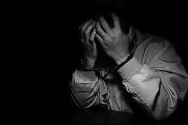 Kelepçelenmiş Erkek Ellerinin Yakın Çekimi 