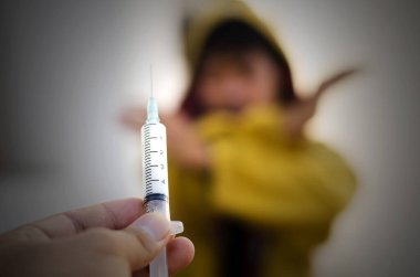 Uyuşturucuyu reddeden erkeğin seçici odak noktası