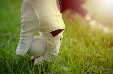Golf mü? Golfçünün eli topta. Spor.