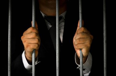 İş Adamı Elleri Hapiste Metal Çubukları Dar Tutarken Yakın Çekim