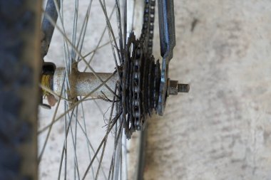 Eski bisiklet tekerleklerine yakın çekim                               