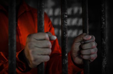 Kelepçelenmiş Erkek Ellerinin Yakın Çekimi 