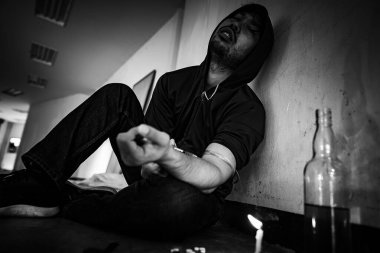 Depresyondan muzdarip Asyalı adam