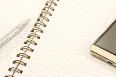 Defter notları ve kalemler depolama için kullanılır.