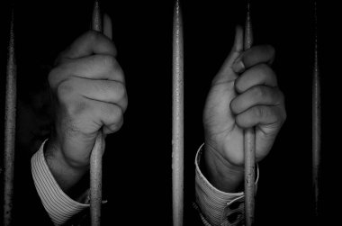 İş Adamı Elleri Hapiste Metal Çubukları Dar Tutarken Yakın Çekim