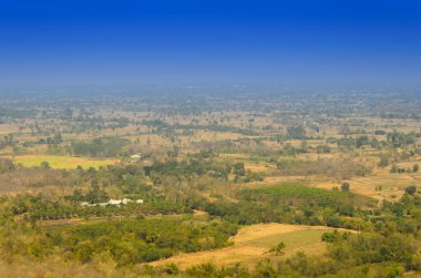 Mavi gökyüzü ile muhteşem manzara