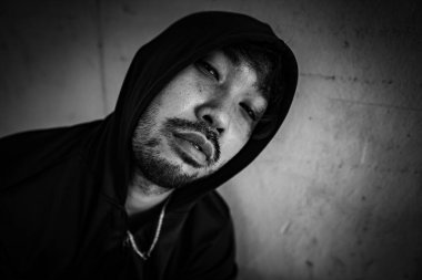 Depresyondan muzdarip Asyalı adam