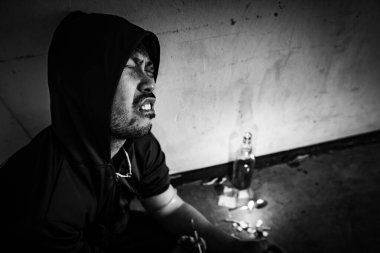 Depresyondan muzdarip Asyalı adam