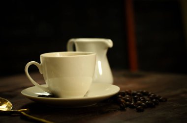 Kahve çekirdekleri ve fincanlar.