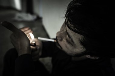 Asyalı bağımlı adamın görüntüsünü kapat 