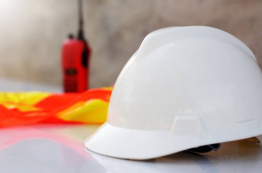 Kırmızı şapkalı ve bıçaklı inşaat pastası.