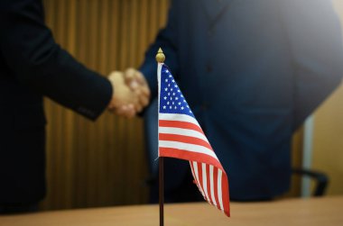 İş adamları el sıkışıyor. Usa bayrağı