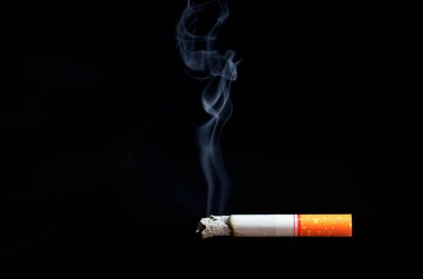 Yumuşak odaklı arka planı olan sigaralar koyu renklidir..