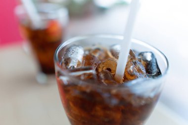 Duble buzlu içecek kola karbonatlı sıvı taze yiyecek esprisi.