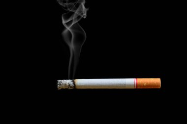 Yumuşak odaklı arka planı olan sigara koyu renktir..