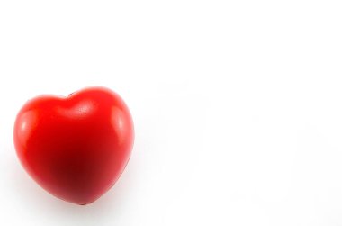 Sevgililer Günü konsepti: beyaz arka planda kırmızı bir kalp