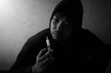 Asyalı bağımlı genç adam 