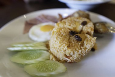 Beyaz bir tabakta pilav, öğle yemeği.