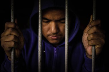 Hapisteki mahkum, kafesteki adamı görüyor. 