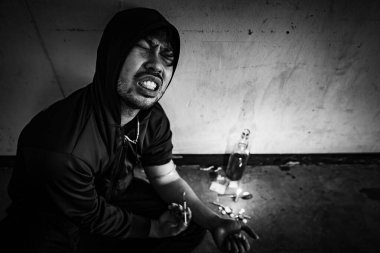 Depresyondan muzdarip Asyalı adam