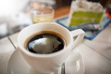 Tahta masada bir fincan kahve.