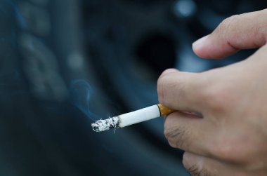 Sigarayı elinde tutarken yakından bak. 